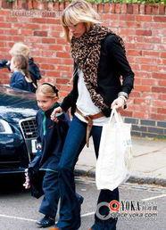 欧美妈妈搭配视频,轻松打造日常魅力风采