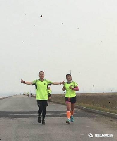 欧美旅游拉手奔跑视频,游客激情奔跑，捕捉瞬间活力