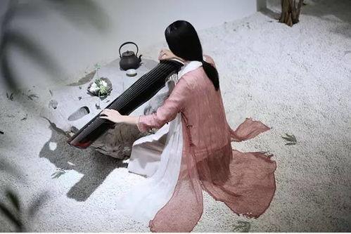 女性欧美喝茶的视频,品味时光的优雅瞬间